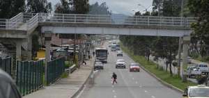 En la v&iacute;a Cuenca-Azogues, las personas prefieren correr en medio del tr&aacute;fico vehicular que usar las estructuras que fueron construidas.