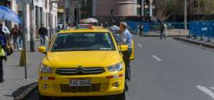 Taxistas y motociclistas se suman formalmente al Hoy No Circula