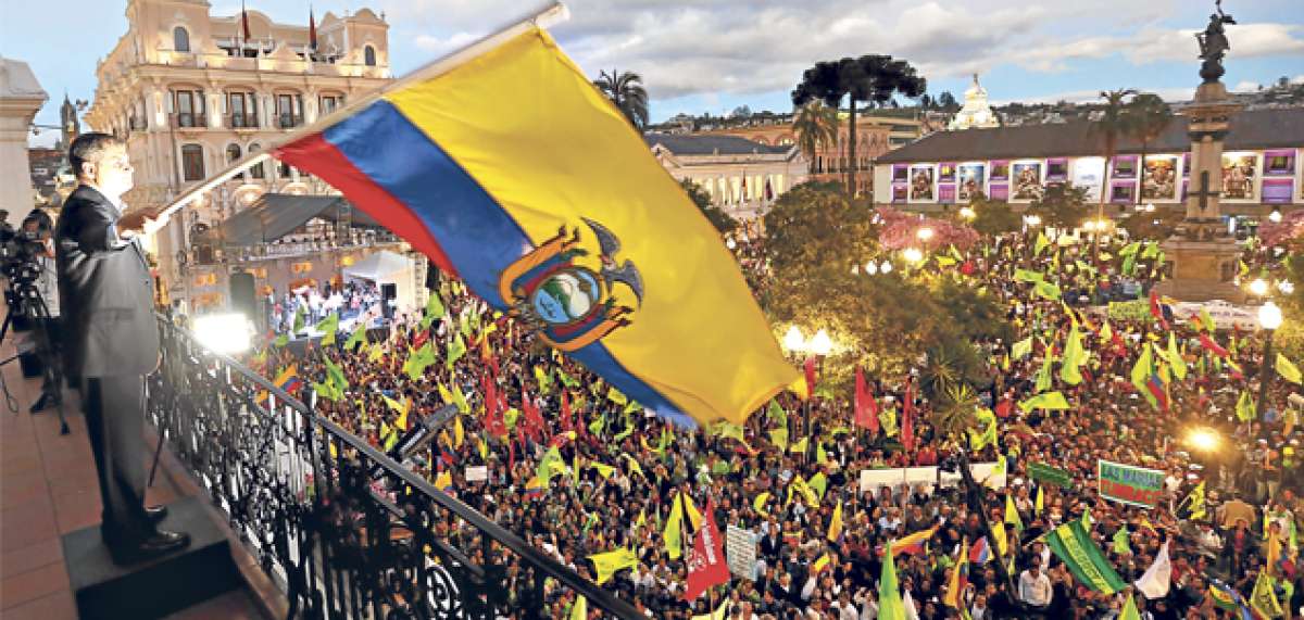 El presidente Rafael Correa sali&oacute; al balc&oacute;n de Carondelet y luego baj&oacute; a compartir con los manifestantes. Foto: cortes&iacute;a Presidencia de la Rep&uacute;blica