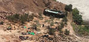El micro de dos pisos cay&oacute; a un abismo, de unos 200 metros, cerca de un r&iacute;o.