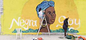 Habitantes del barrio Nigeria decidieron pintar en uno de los muros el rostro de una mujer afro, con la leyenda &ldquo;Negra soy&rdquo;, como se identifica esta poblaci&oacute;n con herencia esmeralde&ntilde;a. Docentes de la UArtes organizaron la actividad.