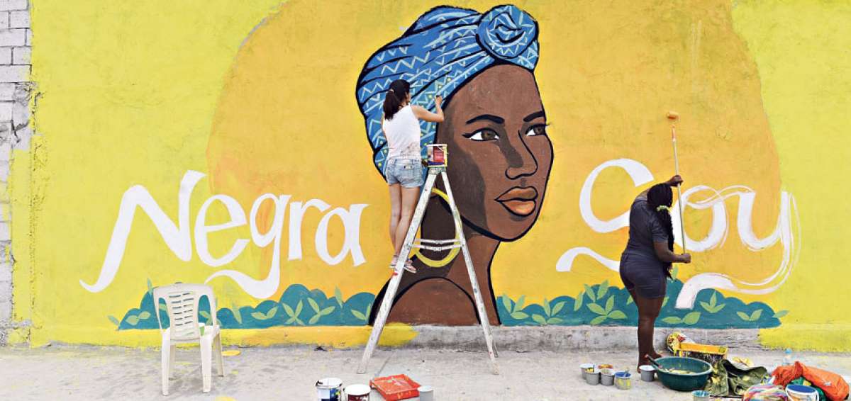 Habitantes del barrio Nigeria decidieron pintar en uno de los muros el rostro de una mujer afro, con la leyenda &ldquo;Negra soy&rdquo;, como se identifica esta poblaci&oacute;n con herencia esmeralde&ntilde;a. Docentes de la UArtes organizaron la actividad.