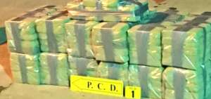 En la lancha se encontraron cinco pacas cuyo contenido fue sometido a pruebas que verificaron que se trata de coca&iacute;na.