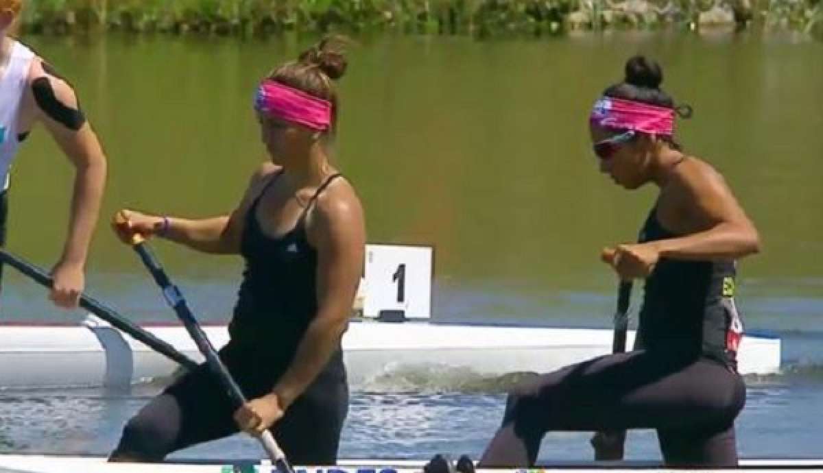 Anggie (i) y Mia accedieron a la final con un tiempo de 2:01.225. Foto: @CanotajeEc