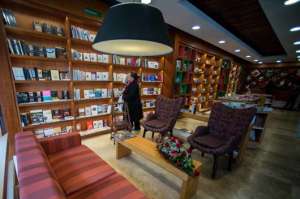 La librer&iacute;a Rayuela, ubicada en la sede de Ciespal en Quito, agrupa un millar de t&iacute;tulos, la mayor&iacute;a de comunicaci&oacute;n y ciencias humanas. Foto: Marco Salgado / El Tel&eacute;grafo 