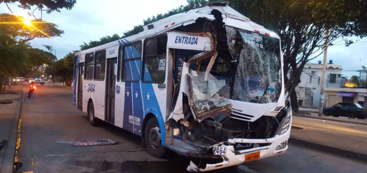 Accidente de tr&aacute;nsito provoca cierre de carril central en Sauces 6