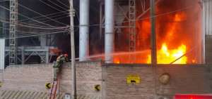 Los bomberos atacaron el fuego desde varios frentes hasta lograr sofocarlo.