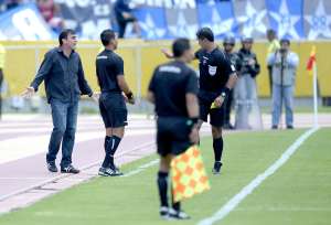 El DT Gustavo Quinteros (izq.) fue expulsado por Roddy Zambrano (der.) el fin de semana pasado durante el partido entre Independiente del Valle y Emelec. Foto: Marco Salgado.