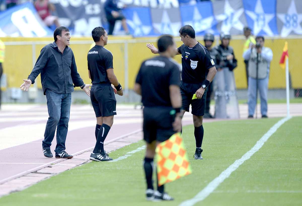 El DT Gustavo Quinteros (izq.) fue expulsado por Roddy Zambrano (der.) el fin de semana pasado durante el partido entre Independiente del Valle y Emelec. Foto: Marco Salgado.
