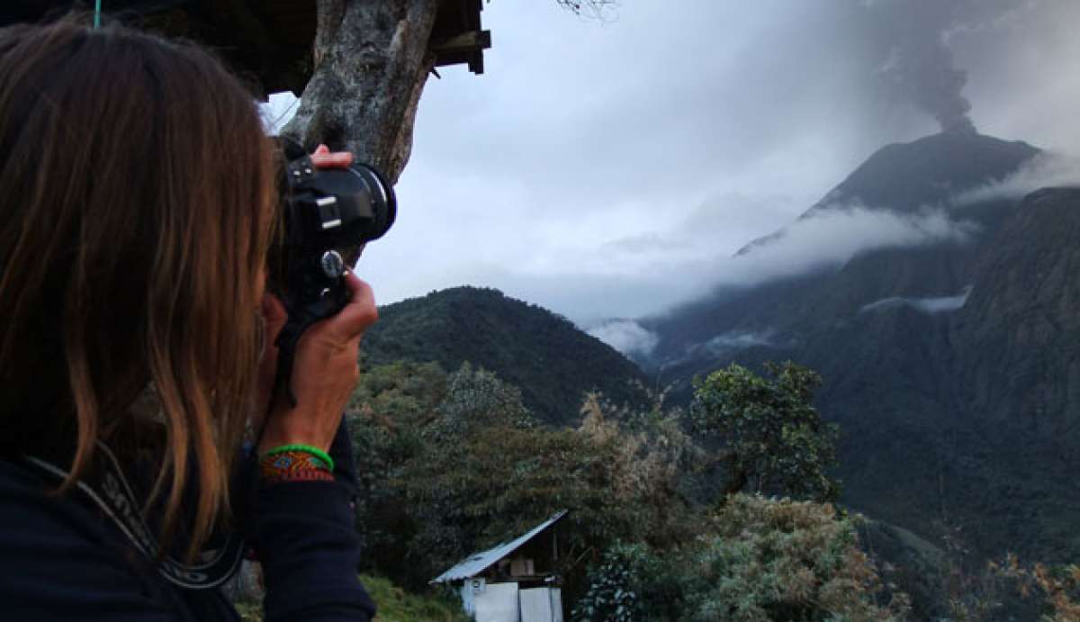 Los turistas que acuden a Ba&ntilde;os captan im&aacute;genes del Tungurahua cuando el cr&aacute;ter est&aacute; despejado. Foto: Roberto Ch&aacute;vez / El Tel&eacute;grafo