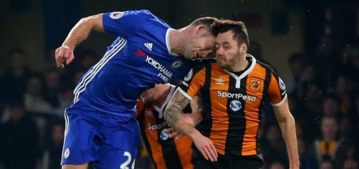Este golpe entre el defensa Gary Cahill y Mason gener&oacute; la fractura de cr&aacute;neo.