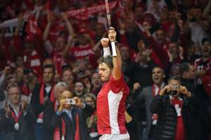 Stanislas Wawrinka levanta los brazos tras lograr el primer punto para Suiza. Foto: AFP