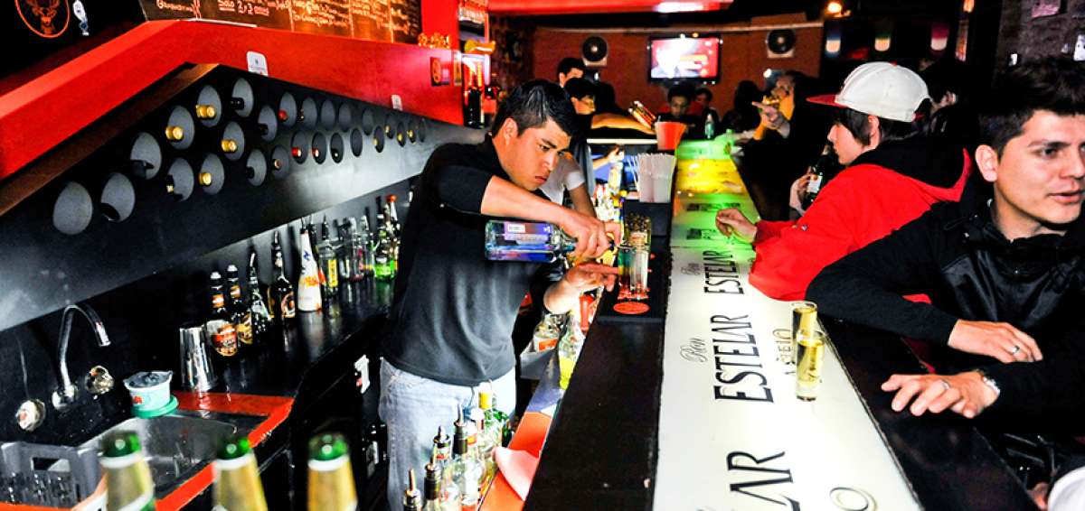 En la zona La Mariscal, en el centro norte de Quito, se concentran varios bares y discotecas en los que se expenden bebidas alcoh&oacute;licas.  
