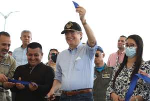 Guillermo Lasso entregó una reconstruida vía que conecta al Puerto y Aeropuerto de Manta.