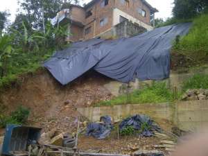 Los perjudicados habitan el sector minero el &ldquo;Sexmo&rdquo;, donde existen casas de dos a tres pisos. En el lugar residen unas 30 personas que estar&iacute;an en riesgos si las lluvias contin&uacute;an.