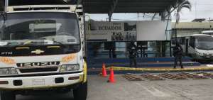 Los agentes realizaron un control en el muelle artesanal La Fragata, de la zona de los Esteros, al sur de la ciudad de Guayaquil, instantes en el que el cami&oacute;n pretend&iacute;a ser embarcado en una gabarra. 