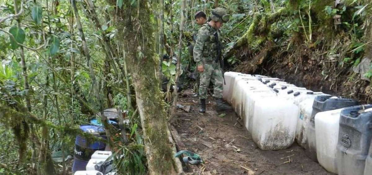 Militares colombianos destruyen cristalizadero de drogas del ELN cerca de la frontera ecuatoriana