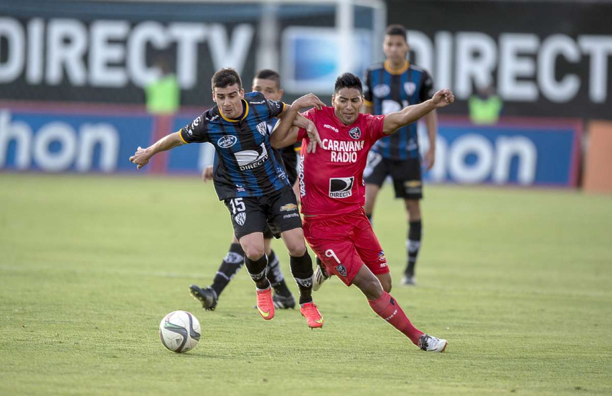 El volante de Independiente, Mario Rizotto (izq.), disputa el bal&oacute;n con el delantero de River, Daniel Neculman. Foto: Marco Salgado/El Tel&eacute;grafo