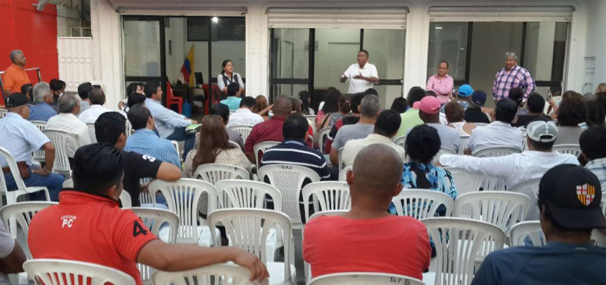 Los afiliados de Fuerza Compromiso Social mostraron descontento por el accionar del ministro Iv&aacute;n Espinel, l&iacute;der nacional del partido.