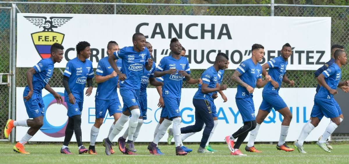 Los futbolistas de la selecci&oacute;n nacional durante la primera pr&aacute;ctica que se desarroll&oacute; ayer en la capital. 