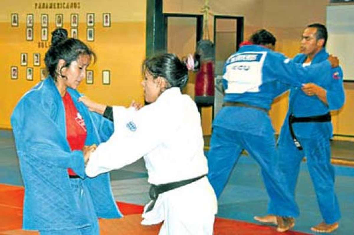 Diana Cobos (der.) y Yolanda Arcos durante un entrenamiento de la selecci&oacute;n nacional. Foto: Cortes&iacute;a Ministerio del Deporte 