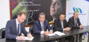 De izquierda a derecha: Yaraslau Dorash, gerente General de Service Oil Ecuador Ecuaservoil. S.A.; Jos&eacute; Icaza Romero, ministro de Hidrocarburos de Ecuador; Jos&eacute; Luis Cort&aacute;zar, gerente General de Petroamazonas EP; Andrei Nikonov, director de sucursal de Belorusneft en Ecuador, firmaron el acuerdo.