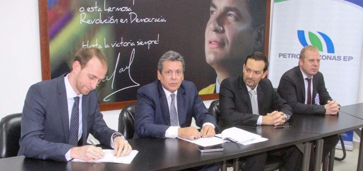 De izquierda a derecha: Yaraslau Dorash, gerente General de Service Oil Ecuador Ecuaservoil. S.A.; Jos&eacute; Icaza Romero, ministro de Hidrocarburos de Ecuador; Jos&eacute; Luis Cort&aacute;zar, gerente General de Petroamazonas EP; Andrei Nikonov, director de sucursal de Belorusneft en Ecuador, firmaron el acuerdo.
