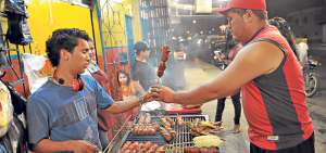 Las parrilladas y los chuzos vendidos en las calles son plato preferido por los comensales en diferentes sectores de Guayaquil. Foto: Karly Torres