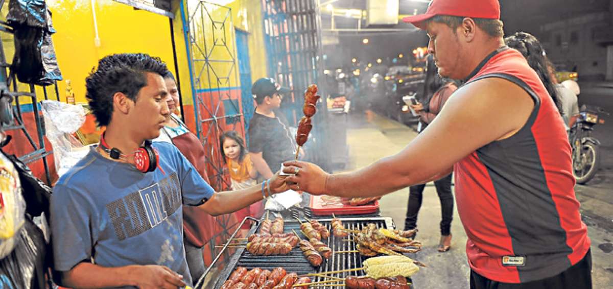 Las parrilladas y los chuzos vendidos en las calles son plato preferido por los comensales en diferentes sectores de Guayaquil. Foto: Karly Torres
