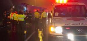 Siete heridos en vuelco de bus en la v&iacute;a Pifo-Papallacta