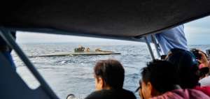El semisumergible fue remolcado por una lancha guardacostas de la Armada hasta el puerto de Manta, donde arrib&oacute; ayer.