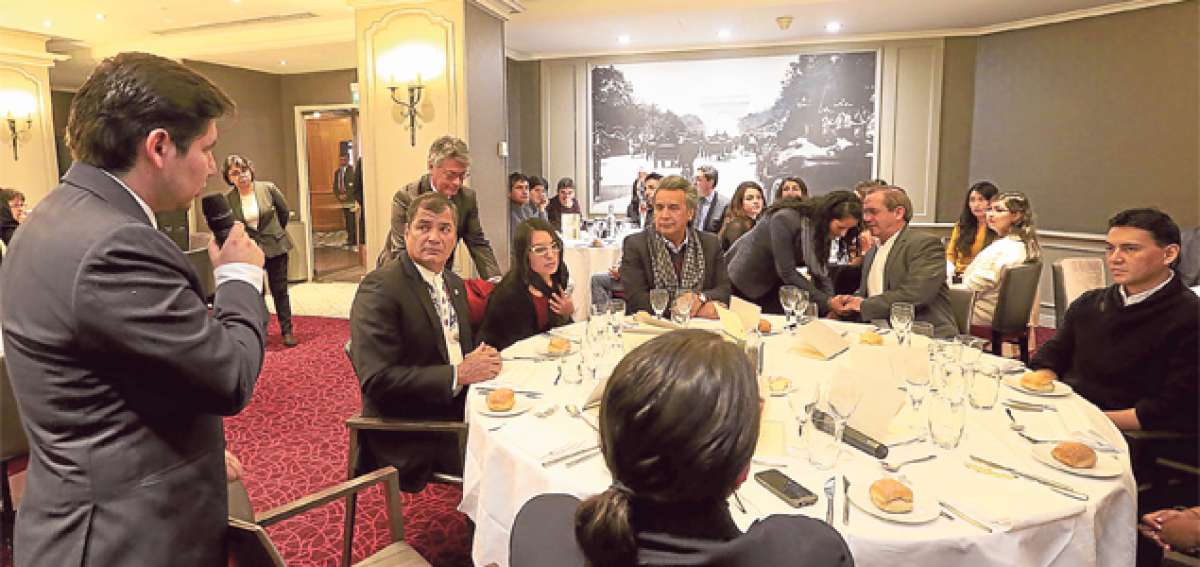 El Jefe de Estado y el exvicepresidente, cuyo nombre ha sonado para las elecciones de 2017, se reunieron con becarios ecuatorianos en Francia. Foto: cortes&iacute;a Presidencia de la Rep&uacute;blica