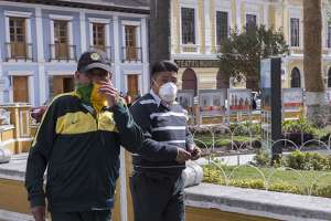 Los pobladores del cant&oacute;n Mej&iacute;a y Quito reciben informaci&oacute;n acerca de medidas de seguridad por presencia de ceniza y posible erupci&oacute;n volc&aacute;nica. Foto: Daniel Molineros / El Tel&eacute;grafo