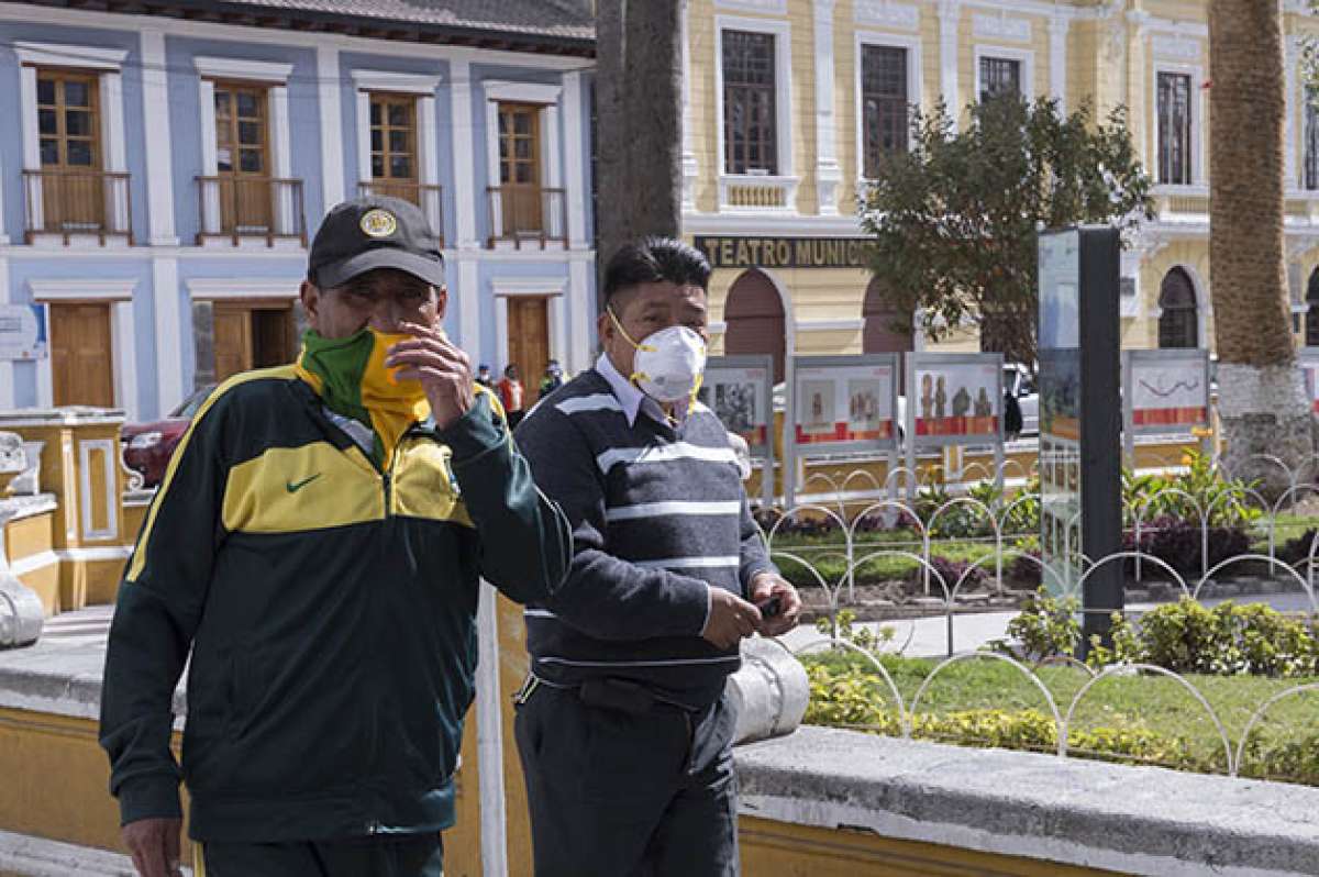 Los pobladores del cant&oacute;n Mej&iacute;a y Quito reciben informaci&oacute;n acerca de medidas de seguridad por presencia de ceniza y posible erupci&oacute;n volc&aacute;nica. Foto: Daniel Molineros / El Tel&eacute;grafo