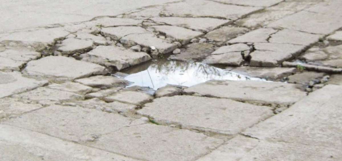 El tr&aacute;nsito se complica en Azuay por los da&ntilde;os viales