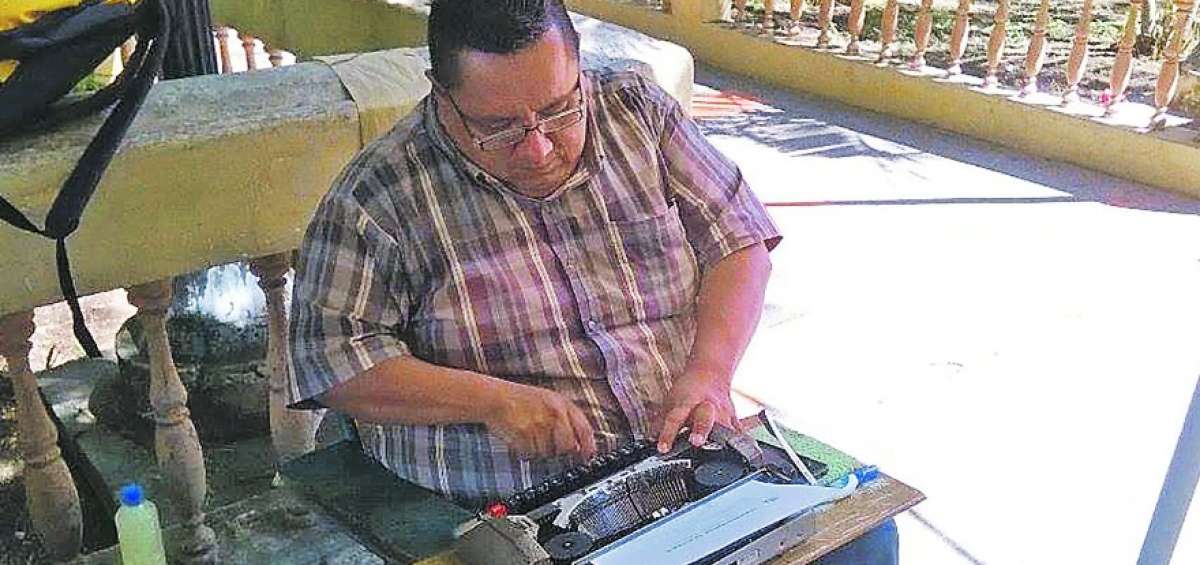 Desde las primeras horas de la ma&ntilde;ana Espinoza se instala en la Universidad de Guayaquil a realizar su trabajo. Los alumnos requieren su servicio.