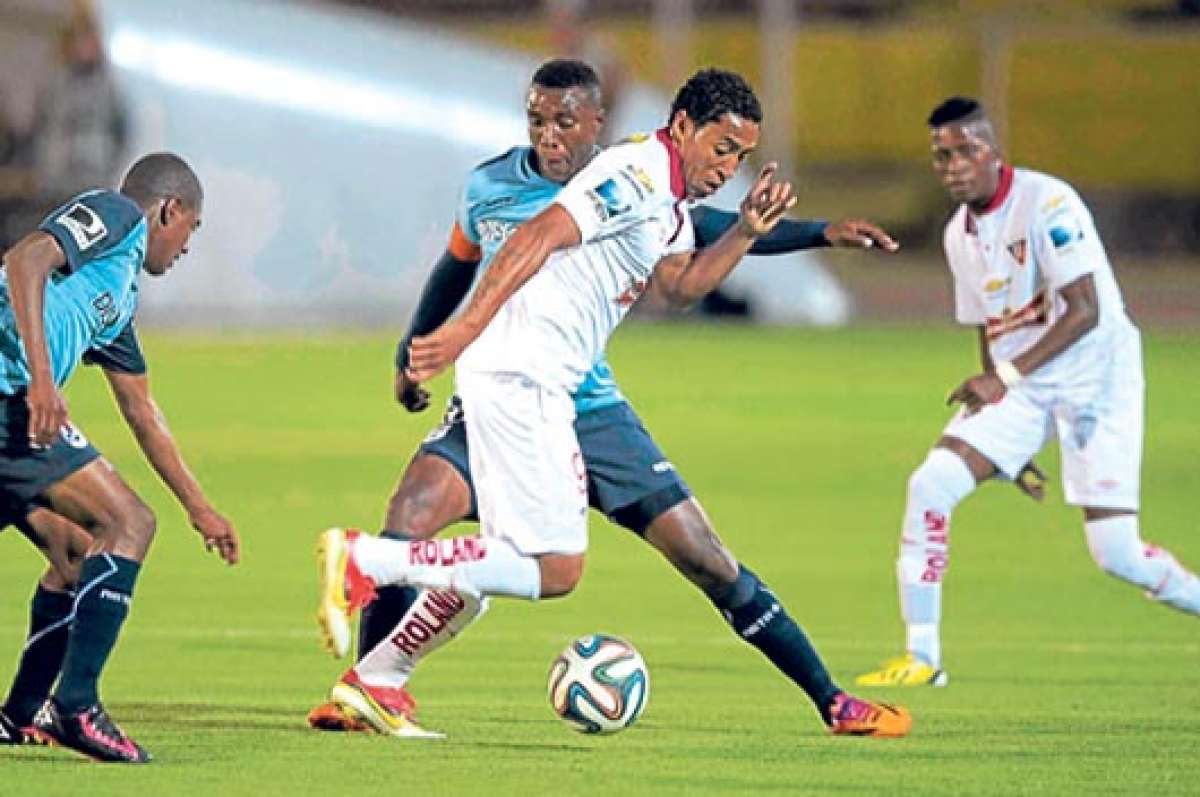 El delantero Luis Congo (centro), de Liga de Quito, intenta generar un ataque en el &aacute;rea de Universidad Cat&oacute;lica. Lo acosa el zaguero Andr&eacute;s Mendoza. Foto:  Marco Salgado / El Tel&eacute;grafo.