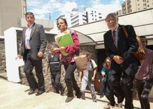 Seis miembros de Yasunidos acudieron al CNE para la reuni&oacute;n, esta vez no existieron protestas, ni gente agolpada en los exteriores de la entidad electoral. Foto: Santiago Aguirre / El Tel&eacute;grafo