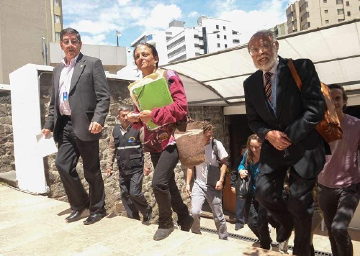 Seis miembros de Yasunidos acudieron al CNE para la reuni&oacute;n, esta vez no existieron protestas, ni gente agolpada en los exteriores de la entidad electoral. Foto: Santiago Aguirre / El Tel&eacute;grafo