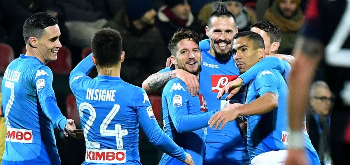 N&aacute;poles golea al Cagliari y se mantiene en el liderato