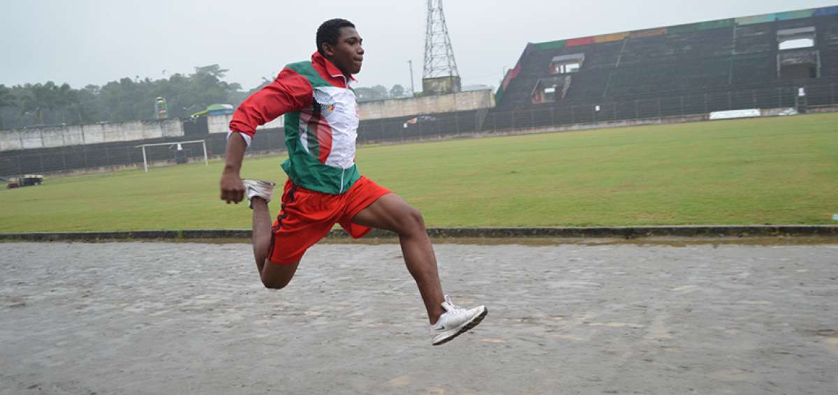 Frixon durante una pr&aacute;ctica en el estadio principal de Santo Domingo; hoy buscar&aacute; su paso a la final del salto triple, pactada para las 09:05 de este viernes.