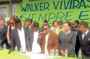 Los ediles realizaron ayer la primera sesi&oacute;n del Concejo Cantonal con resguardo militar. Foto: Cortes&iacute;a.