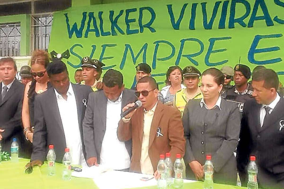 Los ediles realizaron ayer la primera sesi&oacute;n del Concejo Cantonal con resguardo militar. Foto: Cortes&iacute;a.