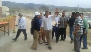 Correa recorre trabajos de construcci&oacute;n del hospital en Monte Sina&iacute;