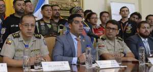 En la reuni&oacute;n estuvieron Ra&uacute;l Ledesma (centro), gobernador; coronel Carlos Mera (izq.), comandante de la Polic&iacute;a; y Jimmy Negrete (der.), director de la CTE.