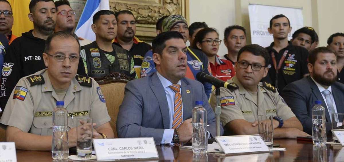 En la reuni&oacute;n estuvieron Ra&uacute;l Ledesma (centro), gobernador; coronel Carlos Mera (izq.), comandante de la Polic&iacute;a; y Jimmy Negrete (der.), director de la CTE.
