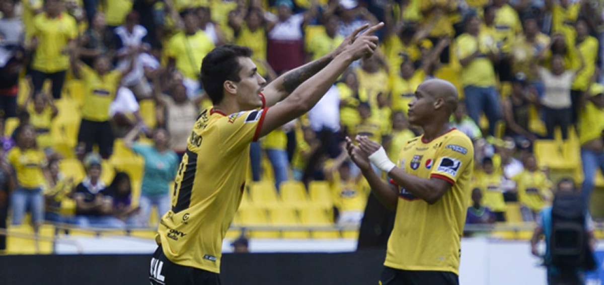 El delantero argentino Juan Ignacio Dinenno celebra el primer gol del partido de ayer, su n&uacute;mero 14 en el campeonato. El atacante reemplaz&oacute; a Ariel Nahuelp&aacute;n, que hab&iacute;a acumulado cinco tarjetas amarillas.