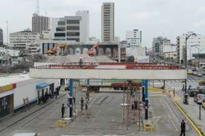 Personal de la gasolinera de Petrocomercial, ubicada Alejo Lascano y Quito, comenz&oacute; el desmontaje del sitio. Al fondo, se observa parte de lo queda del edificio la &lsquo;licuadora&rsquo;. Foto: Carina Acosta |  El Tel&eacute;grafo
