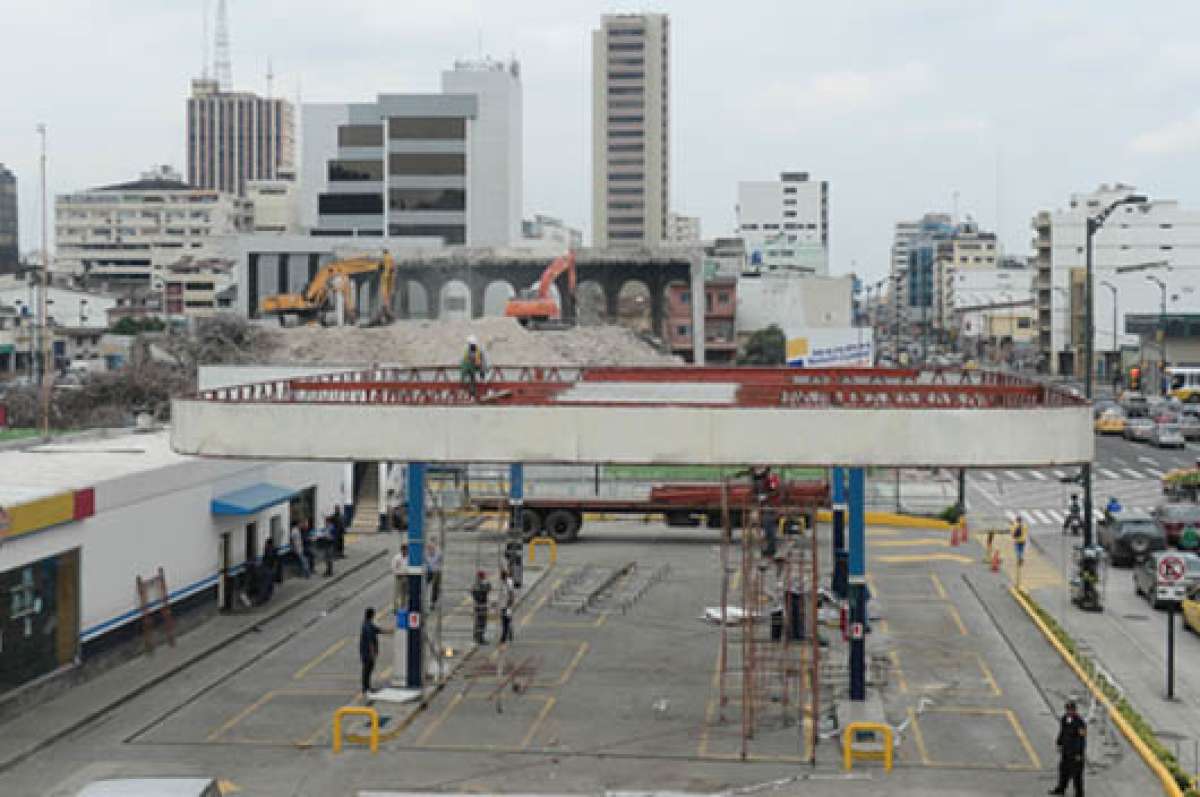 Personal de la gasolinera de Petrocomercial, ubicada Alejo Lascano y Quito, comenz&oacute; el desmontaje del sitio. Al fondo, se observa parte de lo queda del edificio la &lsquo;licuadora&rsquo;. Foto: Carina Acosta |  El Tel&eacute;grafo