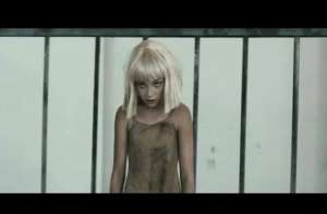Sia se disculpa con quienes piensan que su nuevo videoclip es "ped&oacute;filo"
